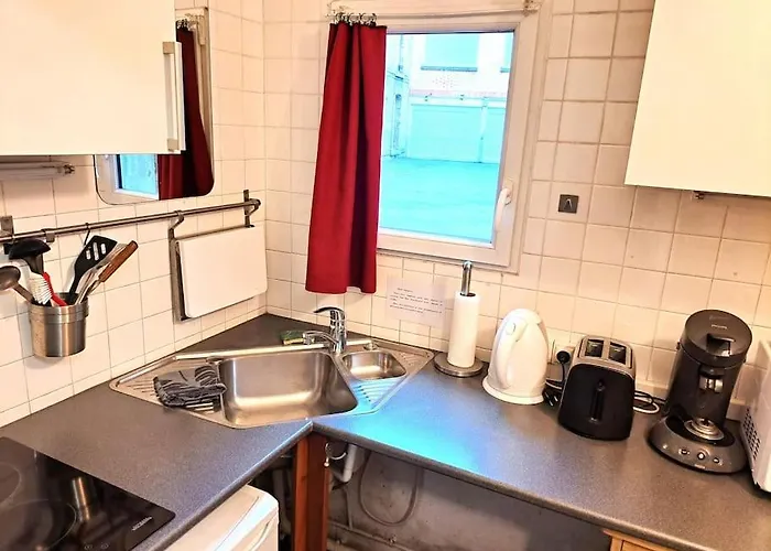 Studette Chabaud Cour *